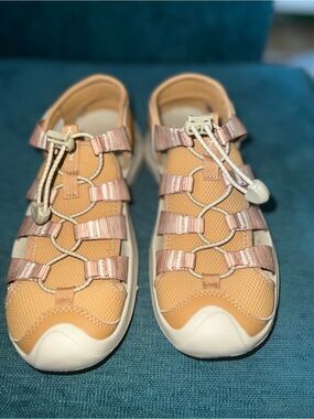 Keen Seanik H2 Sandal NWOT size 7.5 in color Chipmunk/Cornstalk